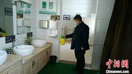  圖為2月初，工作人員對敦煌市旅游景區(qū)衛(wèi)生間進行防疫消毒?！《鼗褪形麄鞑抗﹫D 攝