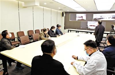 蘭大校長嚴純?nèi)A等視頻連線蘭大一院、二院支援湖北醫(yī)療隊員