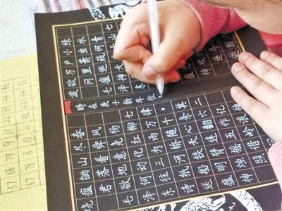 驚艷！9歲小女娃手寫(xiě)“印刷體”字帖