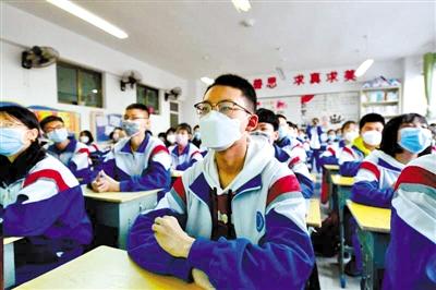 甘肅省初三和高一、高二年級學(xué)生昨日開學(xué) 青春校園又聞瑯瑯讀書聲
