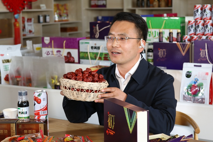 “縣長直播天團”唱響“甘貨春之聲”，售出近30種甘貨1萬余件 開進直播間的網(wǎng)絡扶貧博覽會，受百萬網(wǎng)友點贊 