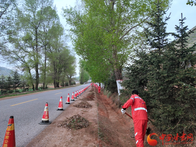 道路換“新顏” 渭源全面加強(qiáng)公路沿線(xiàn)環(huán)境綜合整治（組圖）