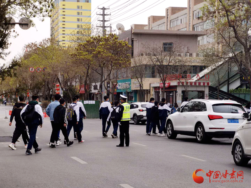 保駕護航！涼州公安交警“護學崗” 撐起“平安傘”
