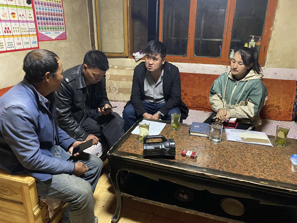 圖為木耳鎮(zhèn)紀檢干事盧建民（左三）連夜在多壩村多壩組奚連德家中了解受災情況，排查安全隱患，并宣傳發(fā)生次生災害的相關知識。_副本.jpg