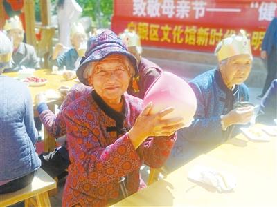 母親節(jié)，白銀“花村”擺了一場“敬老宴”