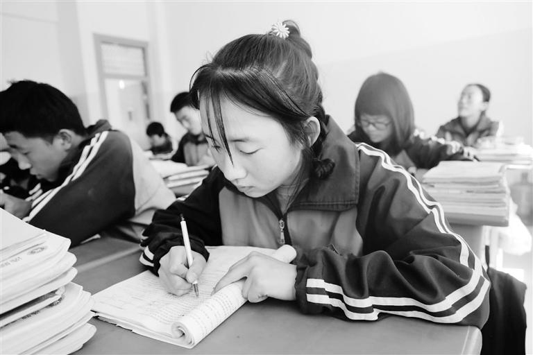 慶陽環(huán)縣這名小姑娘，柔弱肩膀撐起一個大家庭