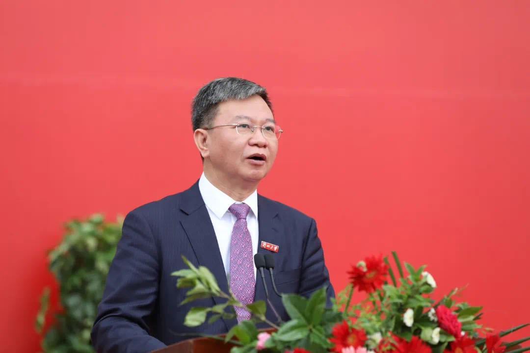 蘭州大學(xué)校長嚴(yán)純?nèi)A寄語2020屆本科畢業(yè)生：做敢擔(dān)當(dāng)、能擔(dān)當(dāng)、有擔(dān)當(dāng)?shù)娜?>
        </a><em>蘭州大學(xué)校長嚴(yán)純?nèi)A寄語2020屆本科畢業(yè)生：做敢擔(dān)當(dāng)、能擔(dān)當(dāng)、有擔(dān)當(dāng)?shù)娜?/em></li>
    <li><a  target=