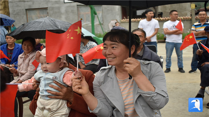 隴南市紀委監(jiān)委黨員干部與宕昌縣官亭鎮(zhèn)杜家村群眾一起慶祝黨的生日。_副本.jpg