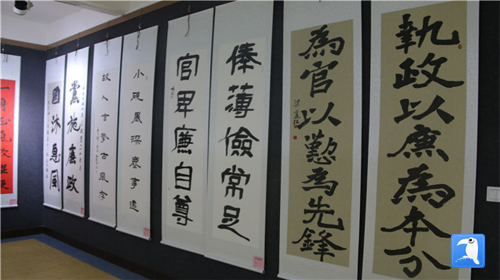 7月1日上午，定西市通渭縣紀委監(jiān)委舉辦“襄郡清風·喜迎建黨99周年”廉政文化書畫展，共同為黨的生日獻禮。_副本.jpg