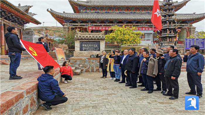 “七一”前夕，甘南州紀委監(jiān)委機關第二黨支部組織支部黨員和幫扶村黨員赴臨潭縣新城鎮(zhèn)蘇維埃舊址紅色教育基地參觀學習活動。_副本.jpg