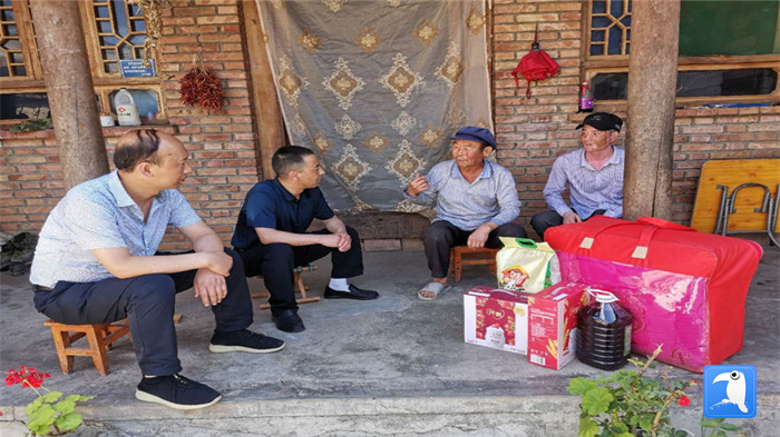 在建黨99周年來臨之際，隴南市禮縣紀委監(jiān)委在中壩鎮(zhèn)、三峪鄉(xiāng)開展“七一”慰問老黨員、困難黨員活動，為他們送去組織的關懷和節(jié)日的問候。_副本.jpg