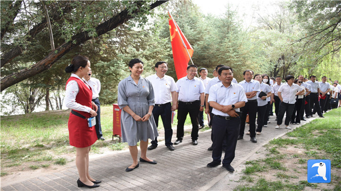 7月1日，嘉峪關市紀委監(jiān)委機關黨委在迎賓湖絲路廉潔文化主題公園舉行慶祝黨建99周年迎“七一”主題黨日活動。_副本.jpg