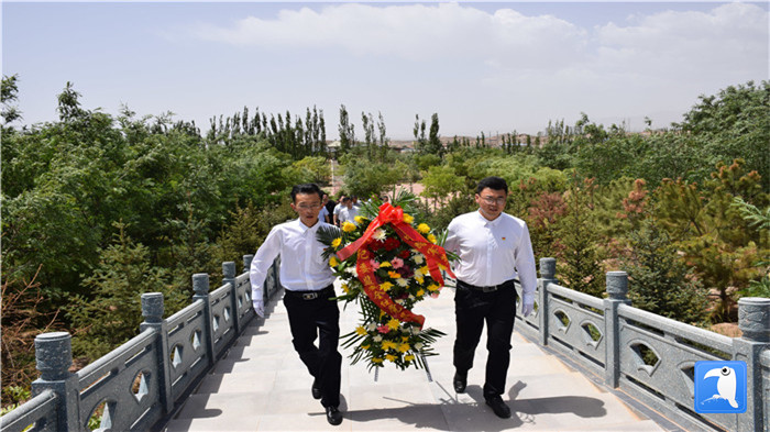 七一”前夕，白銀市紀委監(jiān)委機關黨委組織黨員來到紅軍西路軍景泰烈士陵園開展主題黨日活動。 朱鵬拍攝_副本.jpg