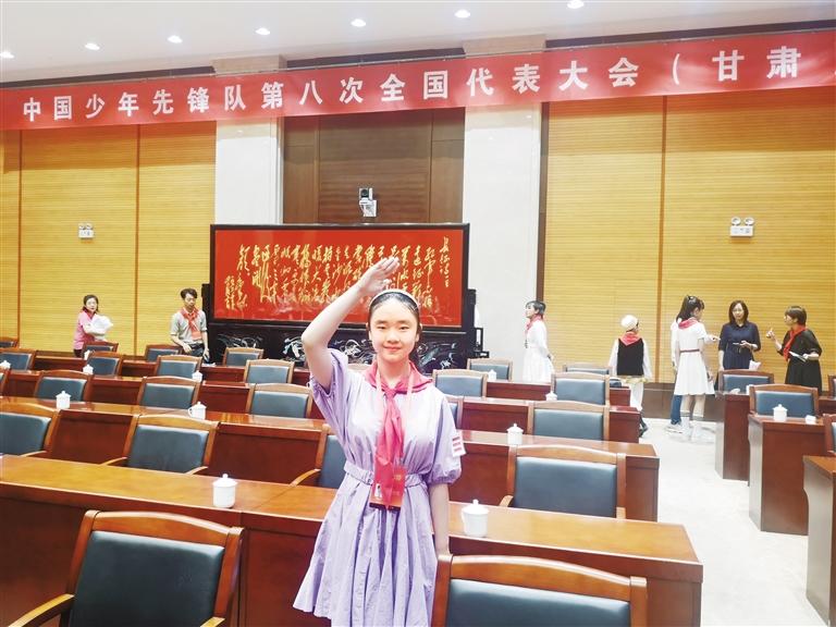代表蘭州少先隊員參加全國少代會——這個小姑娘，攢勁！