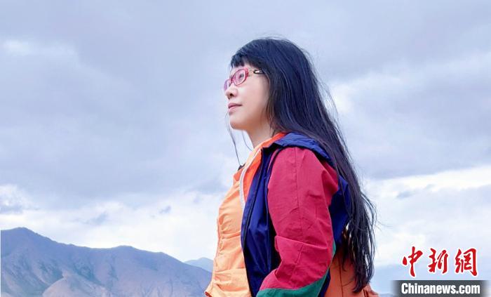 圖為胡美英在祁連山采風(fēng)。受訪人供圖