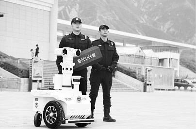 新奇！5G巡邏機(jī)器人亮相隴南武都街頭