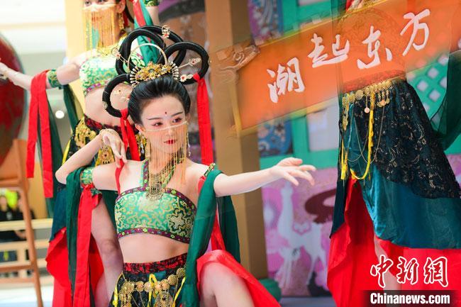 圖為今年9月5日，在重慶亮相的敦煌博物館“潮起東方”主題活動現(xiàn)場。敦煌博物館供圖
