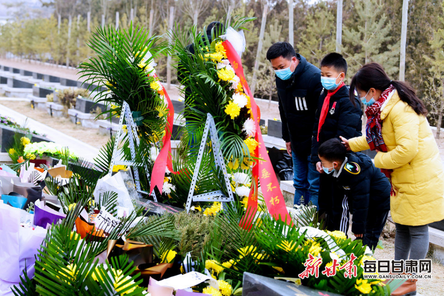 委托快遞、自發(fā)前往，社會各界在陳紅軍烈士墓前獻(xiàn)花致敬