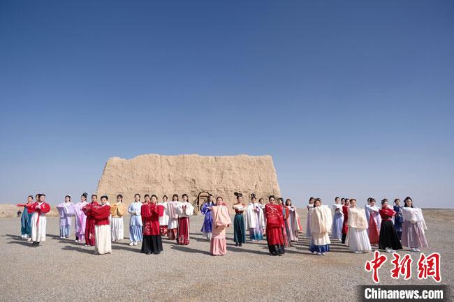 數(shù)十位身著古裝的女性通過體驗賞漢舞、習漢禮、吟誦詩詞等中華傳統(tǒng)文化，再現(xiàn)古絲綢之路的繁華盛景。　邱亮 攝