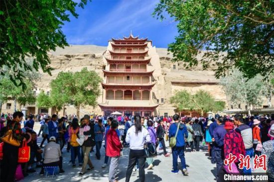 中國農(nóng)歷四月初八，敦煌民眾傳承歷史習(xí)俗，前往莫高窟燒香禮佛、祈福。(資料圖) 王斌銀 攝