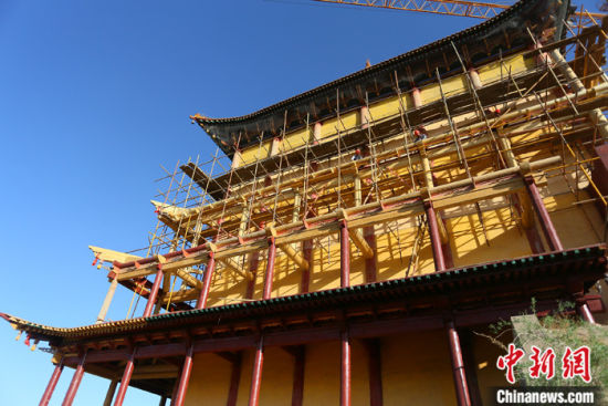 圖為5月上旬，甘肅山丹縣大佛寺內(nèi)，正在修繕中的古建筑大雄寶殿。 中新社記者 高展 攝