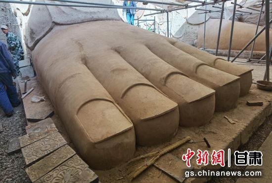 圖為中國“石窟鼻祖”天梯山石窟第13窟大佛足部與局部危巖體搶救性保護項目施工現(xiàn)場。陳曉斌 攝