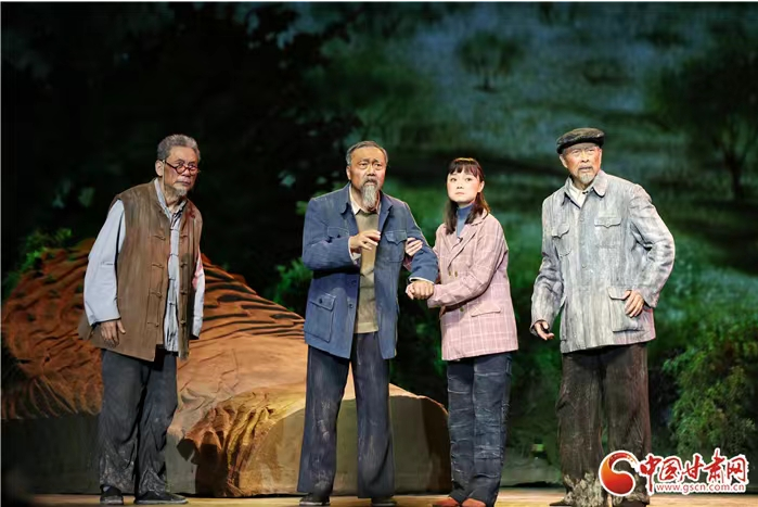 大型原創(chuàng)話劇《八步沙》在蘭州首演 展現(xiàn)“時代楷?！敝紊吃炝制D苦歲月