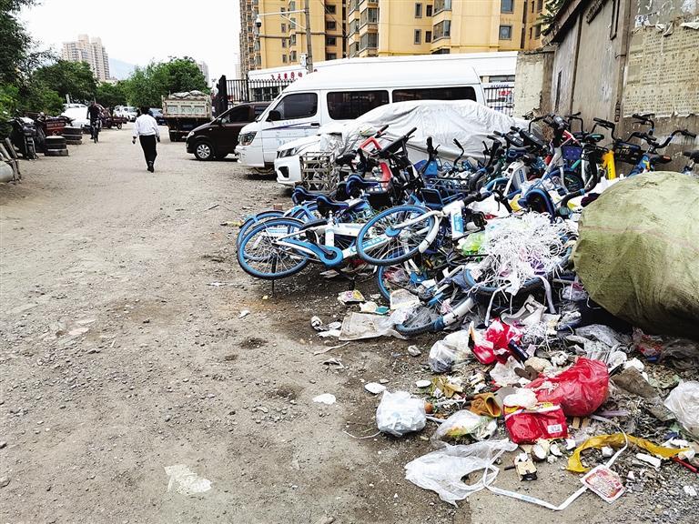 百米土路臟亂差，誰來管？經(jīng)記者協(xié)調(diào)，社區(qū)組織志愿者進行了清理