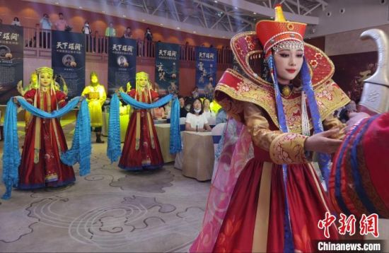 圖為中國首部邊塞史詩劇《天下雄關(guān)》首演發(fā)布會現(xiàn)場?！〈蘖?攝