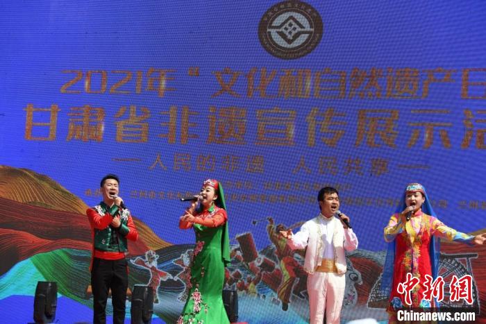 圖為甘肅臨夏回族自治州非遺傳承人演唱花兒?！钇G敏 攝