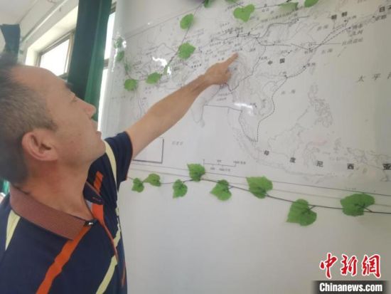 圖為甘肅省社會科學(xué)院絲綢之路研究所所長侯宗輝指出《絲綢之路古文明》課題組考察線路?！￠Z姣 攝