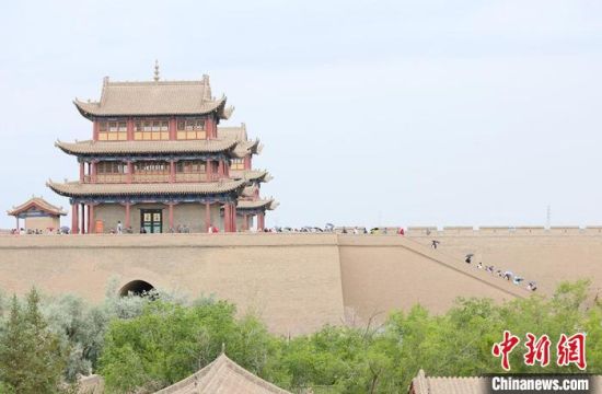歷經(jīng)數(shù)十載保護修繕的古老關城得以延年益壽，成為了海內(nèi)外游客“絲路游”的必經(jīng)打卡地?！「哒?攝