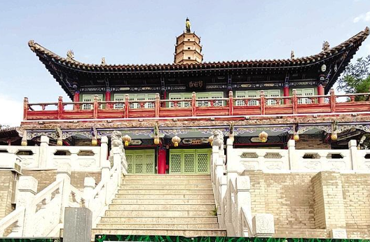 白塔寺閉門謝客，何時(shí)開放？管理處：白塔基礎(chǔ)出現(xiàn)病害圍擋施工，預(yù)計(jì)年底前完工