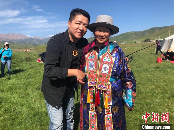 圖為拍攝紀(jì)錄片《西茂的婚禮》期間，張輝剛(左)與裕固族老人合影留念。(資料圖) 張輝剛供圖