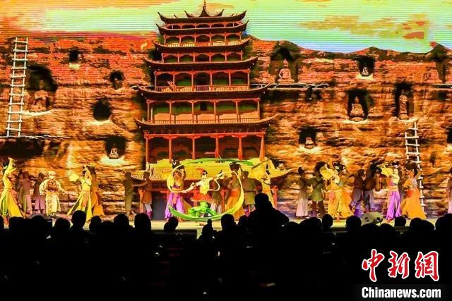 開幕式文藝展示“相約敦煌”，通過數(shù)字技術將莫高窟“搬到”演出現(xiàn)場。　甘肅省文化和旅游廳供圖