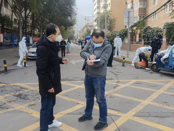 蘭州市紀(jì)委監(jiān)委干部下沉一線詳細(xì)詢問疫情防控情況。.jpg