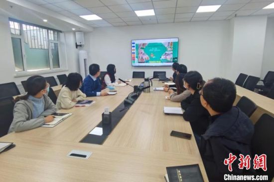 圖為甘肅教育出版社《寫給青少年的敦煌故事》叢書項目組，探討圖書封面設計?！￠Z姣 攝