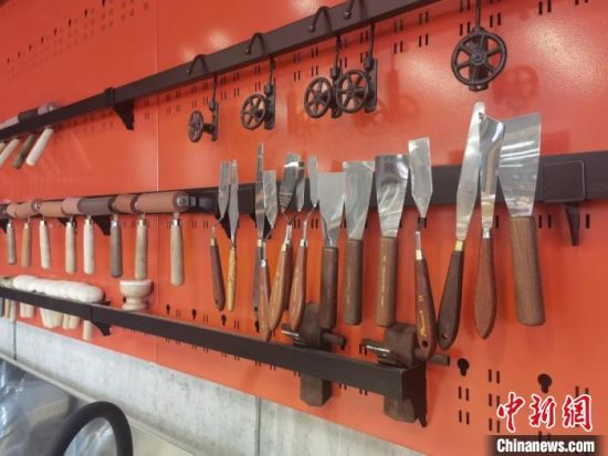 圖為徐晉林制作雕版敦煌壁畫所用工具。　閆姣 攝