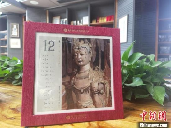 圖為徐晉林制作的敦煌題材的手工書《走進沙漠敦煌——莫高窟與藏書票藝術》，深受讀者喜愛?！￠Z姣 攝
