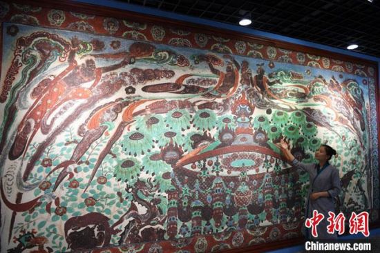 圖為通過(guò)數(shù)字化采集后打印展出的大幅高保真莫高窟復(fù)制壁畫(huà)320窟“散花飛天”。(資料圖) 楊艷敏 攝