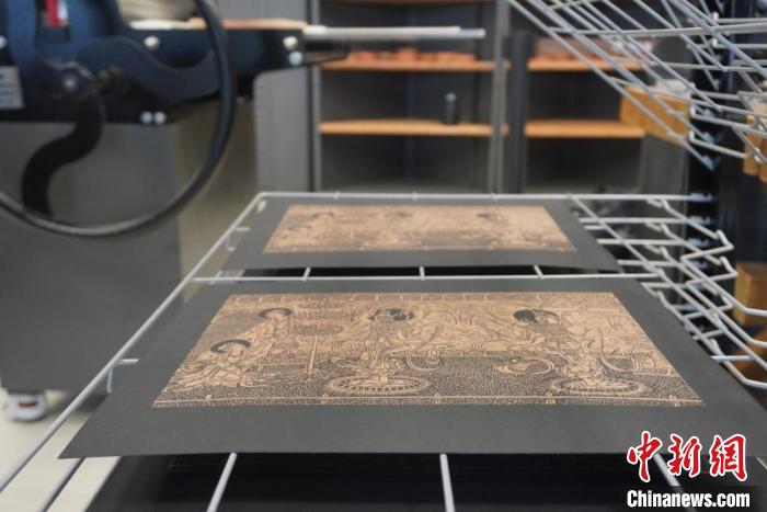 圖為徐晉林工作室制作的雕版敦煌壁畫(huà)印刷成品展示?！【琶赖┰?　攝