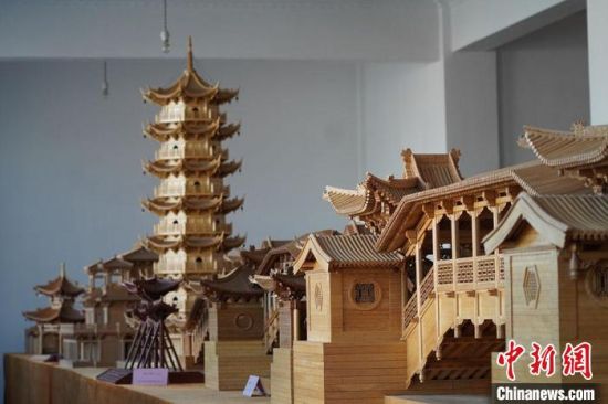 圖為古建筑模型制作技藝傳習(xí)所展廳內(nèi)的微縮古建筑作品?！【琶赖┰?　攝