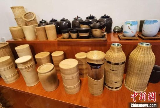 圖為展陳的一件件精致可愛的竹編農(nóng)具工藝品?！●T志軍 攝