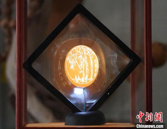 圖為吳義澤新包裝給蛋雕呈現(xiàn)立體感?！【琶赖ぴ?攝
