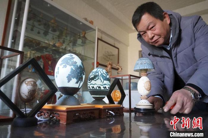 圖為吳義澤展示的最新創(chuàng)作的蛋雕作品?！【琶赖ぴ?攝