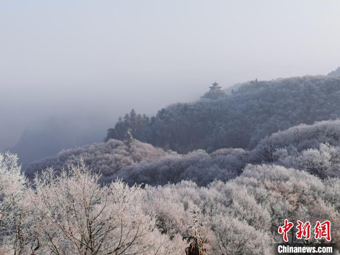圖為連綿山脈，皆是白色?！⌒煺袢A 攝