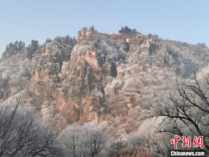 圖為崆峒山霧凇景色?！⌒煺袢A 攝