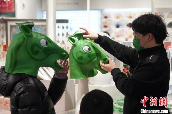 圖為“神馬來了”銅奔馬頭套。　九美旦增 攝
