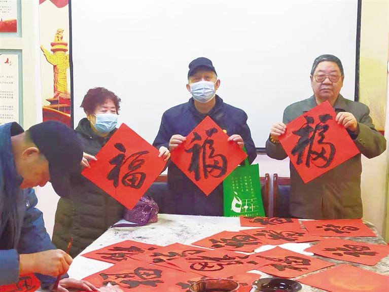 蘭州：“幸福敲門 新春送?！被顒忧榕f家