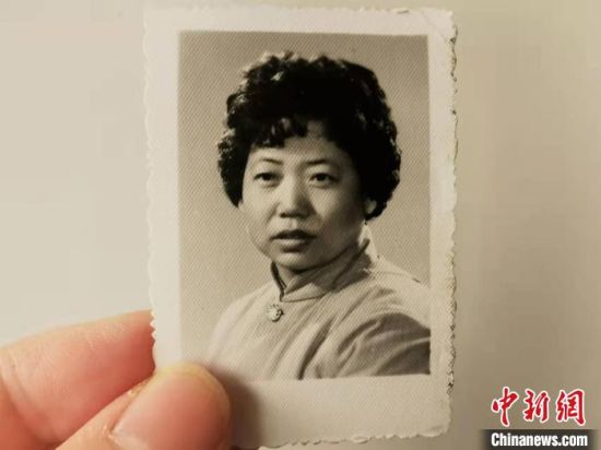 圖為20世紀(jì)80年代，蘭州照相館拍攝的人物肖像照，如今仍然有很多人選擇拍攝這樣的照片留作紀(jì)念?！⊥跄劣?攝